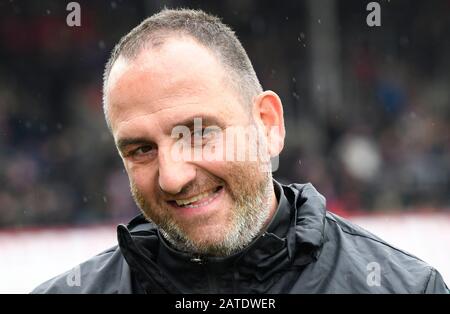 Heidenheim, Deutschland. Februar 2020. Fußball: 2. Bundesliga, 1. FC Heidenheim - Dynamo Dresden, 20. Spieltag: Heidenheims Cheftrainer Frank Schmidt lächelt vor Spielbeginn. Kredit: Thomas Kienzle / dpa - WICHTIGER HINWEIS: Gemäß den Vorschriften der DFL Deutsche Fußball Liga und des DFB Deutscher Fußball-Bund ist es untersagt, im Stadion und/oder aus dem fotografierten Spiel in Form von Sequenzbildern und/oder videoähnlichen Fotoserien auszunutzen oder auszunutzen./dpa/Alamy Live News Stockfoto