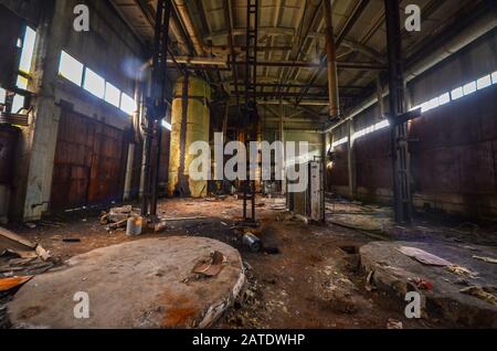 Das verlassene Chemiewerk (Ehemalige Sowjetunion) in Ufa. Verlassene Fabrik in Ufa, Russland. Industrielle Sicht auf die Anlage in Russland Stockfoto