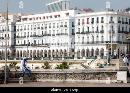 Die Hafenpromenade von Algier oder die Promenade des Sablettes ist ein ikonischer Blick, der in die berühmte Kasbah dahinter steigt. Algier, Algerien. Stockfoto