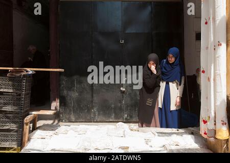 Frauen kaufen in den überfüllten Ständen und Straßen der Kasbah in Algier, Algerien Stockfoto