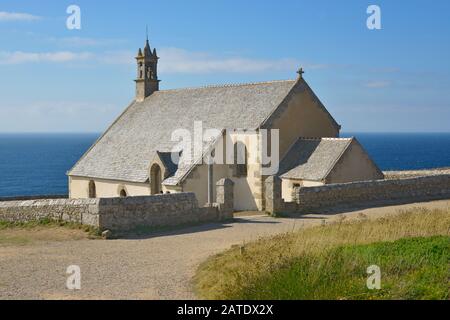 Kirche von Cleden-Cap-Sizun, einer Gemeinde im bretonischen Departement Finistère im Nordwesten Frankreichs, die auf dem Vorgebirge von Cap Sizun liegt. Stockfoto