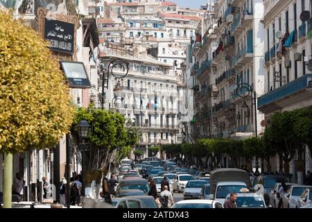 Die französische Architektur ist in der Stadt Algier weit verbreitet, ein Beweis für das französische Kolonialabenteuer in Algerien Stockfoto