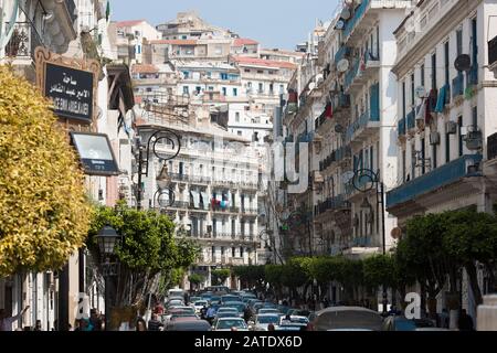Die französische Architektur ist in der Stadt Algier weit verbreitet, ein Beweis für das französische Kolonialabenteuer in Algerien Stockfoto