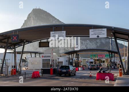 Gibraltar, Großbritannien. Februar 2020. Autos, die am ersten sonntag nach dem Brexit Credit in Gibraltar einsteigen: Dino Geromella/Alamy Live News Stockfoto