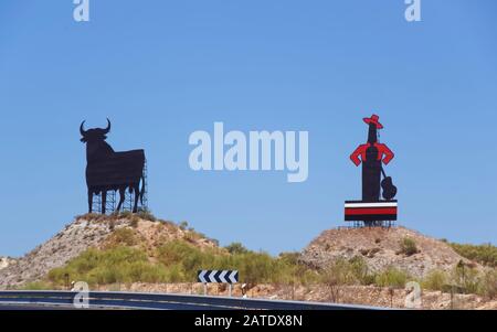 Bull Metallfigur entlang der Straße in Sevilla Stockfoto