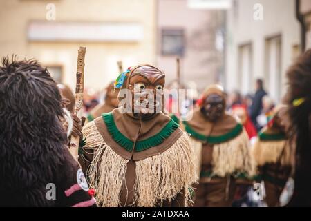 Festteilnehmer kleideten sich auf der Ulmer Karnevalsveranstaltung in handgefertigter Tracht und Maske. Stockfoto