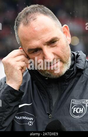 Heidenheim, Deutschland. Februar 2020. Fußball: 2. Bundesliga, 1. FC Heidenheim - Dynamo Dresden, 20. Spieltag: Heidenheims Cheftrainer Frank Schmidt vor Spielbeginn. Kredit: Thomas Kienzle / dpa - WICHTIGER HINWEIS: Gemäß den Vorschriften der DFL Deutsche Fußball Liga und des DFB Deutscher Fußball-Bund ist es untersagt, im Stadion und/oder aus dem fotografierten Spiel in Form von Sequenzbildern und/oder videoähnlichen Fotoserien auszunutzen oder auszunutzen./dpa/Alamy Live News Stockfoto