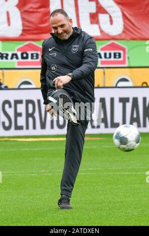 Heidenheim, Deutschland. Februar 2020. Fußball: 2. Bundesliga, 1. FC Heidenheim - Dynamo Dresden, 20. Spieltag: Heidenheims Cheftrainer Frank Schmidt spielt vor Spielbeginn einen Ball. Kredit: Thomas Kienzle / dpa - WICHTIGER HINWEIS: Gemäß den Vorschriften der DFL Deutsche Fußball Liga und des DFB Deutscher Fußball-Bund ist es untersagt, im Stadion und/oder aus dem fotografierten Spiel in Form von Sequenzbildern und/oder videoähnlichen Fotoserien auszunutzen oder auszunutzen./dpa/Alamy Live News Stockfoto