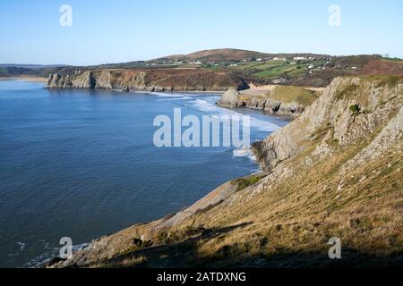 Blick auf Die Three Cliffs Bay auf der Gower Peninsula, Swansea im Winter aus der Nähe von Southgate, Wales. Stockfoto