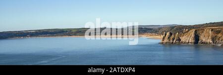 Panoramaaussicht auf die Oxwich Bay zu Three Cliffs Bay aus der Nähe von Southgate auf der Gower Peninsula, Swansea, Wales im Winter. Stockfoto