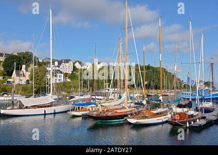 Marina von Douarnenez, einer Gemeinde im bretonischen Departement Finistère im Nordwesten Frankreichs Stockfoto