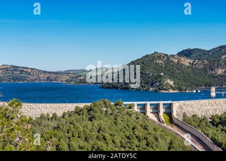 Schöne Sicht auf den See Embalse del Guadalhorce, Ardales Behälter in der Provinz Malaga, Andalusien, Spanien Stockfoto