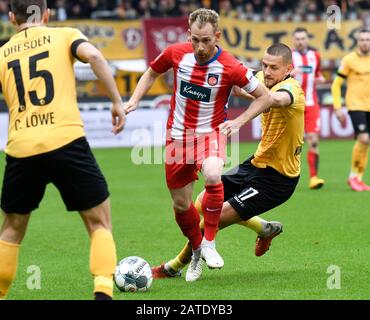 Heidenheim, Deutschland. Februar 2020. Fu·üball: 2. Bundesliga, 1. FC Heidenheim - Dynamo Dresden, 20. Spieltag: Heidenheims Marc Schnatterer (M) spielt gegen die Dresdner Rene Klingenburg (r) und Chris Löwe. Kredit: Thomas Kienzle / dpa / Alamy Live News Stockfoto