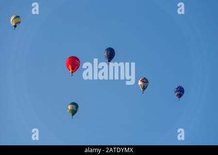 Farbige Balons Fliegen Im Kristallklaren Hellblauen Himmel Weg Stockfoto
