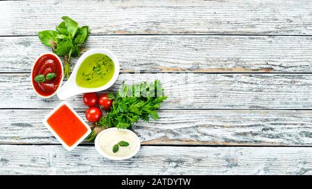 Legen Sie Soßen und Gewürze fest. Auf Holzgrund. Draufsicht. Freier Speicherplatz für Ihren Text. Stockfoto