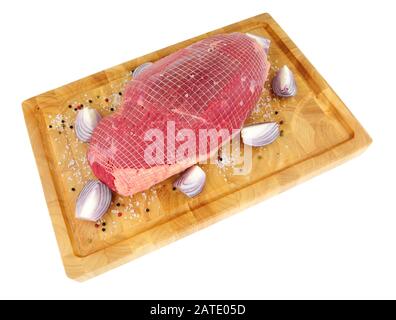 Rohes Rinderbraten auf einem Holzhackbrett isoliert auf weißem Grund Stockfoto