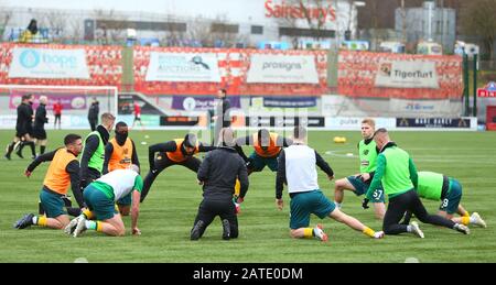 Hamilton, Großbritannien. Februar 2020. Februar 2020; New Douglas Park, Hamilton, South Lanarkshire, Schottland; Scottish Premiership, Hamilton Academical versus Celtic; Celtic Players warm up on the Pitch Credit: Action Plus Sports Images/Alamy Live News Stockfoto