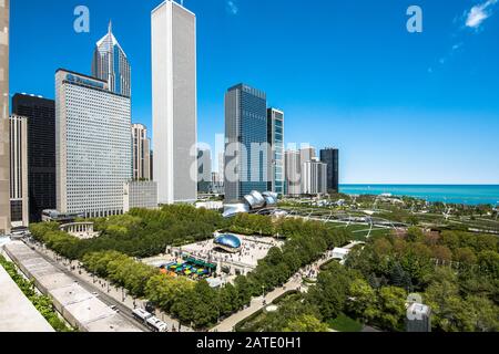 Stadtbild des Millenium Parks im Stadtzentrum von Chicago. Luftaufnahme des Millenium Parks in Chicago, USA Stockfoto