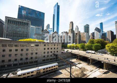 Chicago, IL - 10. Mai 2017: Stadtbild des Millenium Parks im Stadtzentrum von Chicago. Panoramablick auf den Millenium Park in Chicago, USA Stockfoto