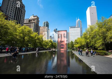 Chicago, IL - 10. Mai 2017: Stadtbild des Millenium Parks im Stadtzentrum von Chicago. Panoramablick auf den Millenium Park in Chicago, USA Stockfoto