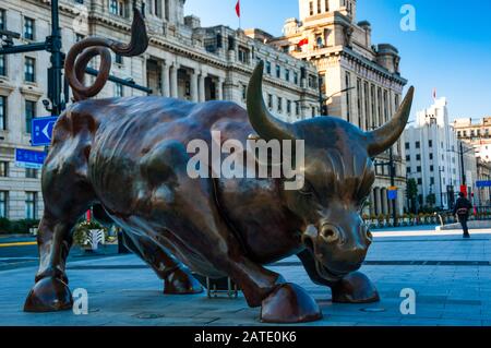 Arturo Di Modica's Shanghai Bull mit dem historischen Zollhaus und den ehemaligen Gebäuden der Hong Kong and Shanghai Banking Corporation im Hintergrund. Stockfoto