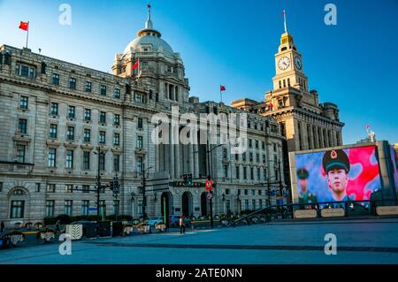 Aufstieg des chinesischen Nationalismus mit einem riesigen Bildschirm auf Shanghais historischem Bund, der Propaganda von Truppen zeigt. Stockfoto