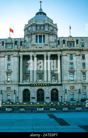 Das ehemalige Gebäude der Hong Kong & Shanghai Bank am historischen Bund Shanghais, das nachts von der Uferpromenade aus zu sehen ist. Stockfoto