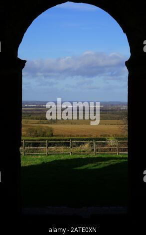 Blick durch Bedford von einer Tür in den Ruinen von Houghton House Stockfoto