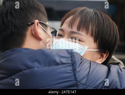 Nanjing, Chinas Provinz Jiangsu. Februar 2020. Jiang Fei (R) umarmt ihren Mann, bevor sie in die Provinz Hubei geht, um dort die Kontrollmaßnahmen für Coronavirus in Nanjing, der ostchinesischen Provinz Jiangsu, 2. Februar 2020 zu unterstützen. Credit: Ji Chunpeng/Xinhua/Alamy Live News Stockfoto