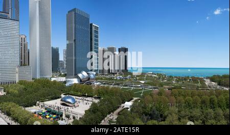 Stadtbild des Millenium Parks im Stadtzentrum von Chicago. Luftaufnahme des Millenium Parks in Chicago, USA Stockfoto