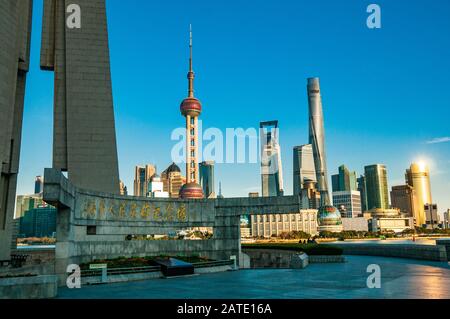 Ikonische Sicht auf Shanghais Pudong Skyline mit dem Denkmal für die Volkshelden im Vordergrund. Stockfoto
