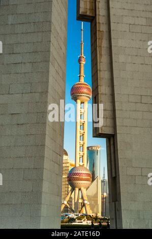 Shanghais Oriental Pearl Tower durch die Lücke im Huangpu Park's Monument to the People's Heroes. Stockfoto