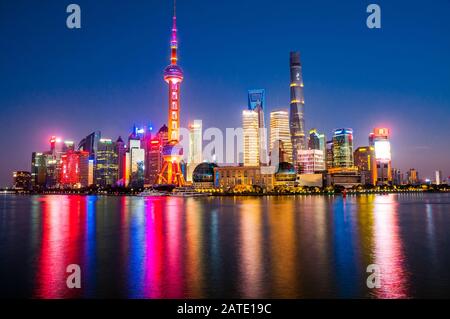 Während der blauen Stunde bietet sich ein kultiges Bild der Skyline von Shanghai Pudong vom Bund. Stockfoto