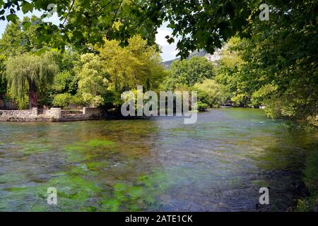 Quelle der Sorgue bei Fontaine de Vaucluse, einer Gemeinde im französischen Departement Vaucluse und der Region Provence-Côte d'Azur Stockfoto