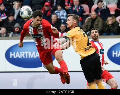 Heidenheim, Deutschland. Februar 2020. Fußball: 2. Bundesliga, 1. FC Heidenheim - Dynamo Dresden, 20. Spieltag: Heidenheims Tim Kleindienst (l) spielt gegen den Dresdner Linus Wahlqvist. Kredit: Thomas Kienzle / dpa / Alamy Live News Stockfoto