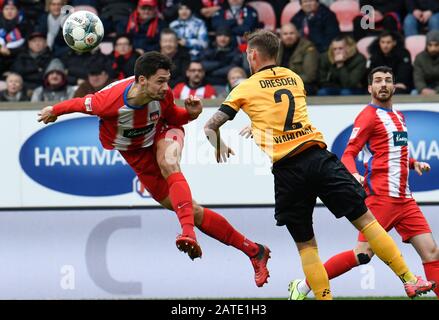 Heidenheim, Deutschland. Februar 2020. Fußball: 2. Bundesliga, 1. FC Heidenheim - Dynamo Dresden, 20. Spieltag: Heidenheims Tim Kleindienst (l) spielt gegen den Dresdner Linus Wahlqvist (M). Kredit: Thomas Kienzle / dpa / Alamy Live News Stockfoto