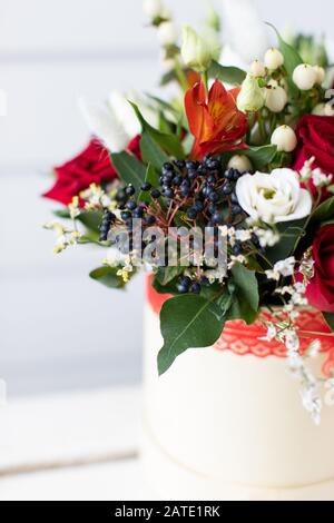 Wunderschöner Blumenstrauß aus gemischten Blumen. Die Arbeit des Blumenhandels. Blumenlieferung Stockfoto