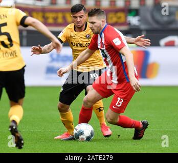 Heidenheim, Deutschland. Februar 2020. Fußball: 2. Bundesliga, 1. FC Heidenheim - Dynamo Dresden, 20. Spieltag: Heidenheims Robert Leipertz (r) spielt gegen den Dresdner Marco Terrazzino. Kredit: Thomas Kienzle / dpa - WICHTIGER HINWEIS: Gemäß den Vorschriften der DFL Deutsche Fußball Liga und des DFB Deutscher Fußball-Bund ist es untersagt, im Stadion und/oder aus dem fotografierten Spiel in Form von Sequenzbildern und/oder videoähnlichen Fotoserien auszunutzen oder auszunutzen./dpa/Alamy Live News Stockfoto