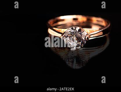 Hochzeitstring auf schwarzem Hintergrund. Selektiver Fokus Stockfoto