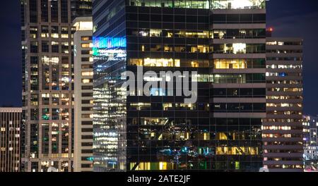 Moderner Stadthintergrund. Nachtansicht des Bürogebäudes in Seattle, USA Stockfoto