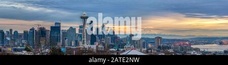 Skyline von Seattle mit Space Needle und Mt. Rainier Stockfoto