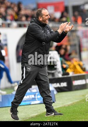 Heidenheim, Deutschland. Februar 2020. Fußball: 2. Bundesliga, 1. FC Heidenheim - Dynamo Dresden, 20. Spieltag: Heidenheims Cheftrainer Frank Schmidt lobt seine Mannschaft. Kredit: Thomas Kienzle / dpa - WICHTIGER HINWEIS: Gemäß den Vorschriften der DFL Deutsche Fußball Liga und des DFB Deutscher Fußball-Bund ist es untersagt, im Stadion und/oder aus dem fotografierten Spiel in Form von Sequenzbildern und/oder videoähnlichen Fotoserien auszunutzen oder auszunutzen./dpa/Alamy Live News Stockfoto