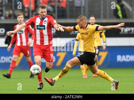 Heidenheim, Deutschland. Februar 2020. Fußball: 2. Bundesliga, 1. FC Heidenheim - Dynamo Dresden, 20. Spieltag: Heidenheims Robert Leipertz (l) spielt gegen den Dresdner Rene Klingenburg. Kredit: Thomas Kienzle / dpa - WICHTIGER HINWEIS: Gemäß den Vorschriften der DFL Deutsche Fußball Liga und des DFB Deutscher Fußball-Bund ist es untersagt, im Stadion und/oder aus dem fotografierten Spiel in Form von Sequenzbildern und/oder videoähnlichen Fotoserien auszunutzen oder auszunutzen./dpa/Alamy Live News Stockfoto