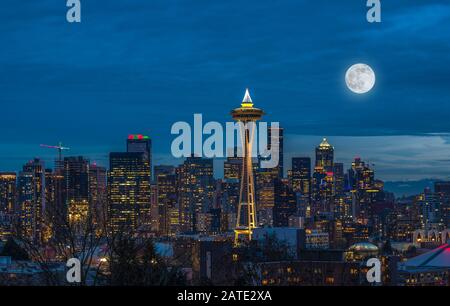 Die Lichter leuchten nachts in Seattle mit Vollmond auf Stockfoto