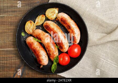 Appetitlich Grill Würstchen in der Pfanne, Ansicht von oben Stockfoto