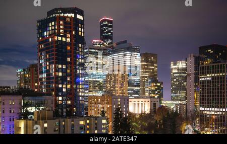 Die Skyline von Seattle in der Nacht mit dem Columbia-Turm Stockfoto