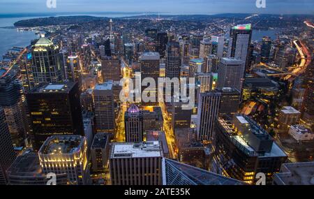 Blick auf die Wolkenkratzer in der Innenstadt nachts in Seattle, Washington. Dachterrasse mit Blick auf die Nacht von Seattle Stockfoto