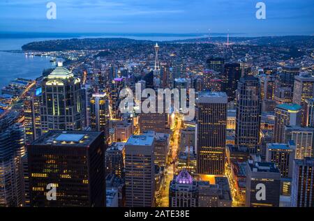 Die Skyline der Innenstadt in der Nacht in Seattle, Washington. Stockfoto