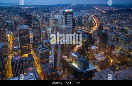 Die Skyline der Innenstadt in der Nacht in Seattle, Washington. Stockfoto