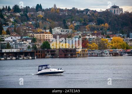 Ein kleines Boot aus Seattle macht sich auf den Weg über die Elliott Bay in Richtung Bainbridge Island. Stockfoto